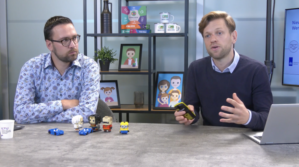 Thijs en Kenneth beantwoorden vragen, met in beeld een Lego Minion en andere lego poppetjes die onderdelen van de Tag Manager moeten voorstellen