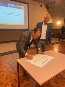 Wethouder Peter Hoek en gemeentesecretaris Jan Fraanje ondertekenen de Direct Duidelijk Deal