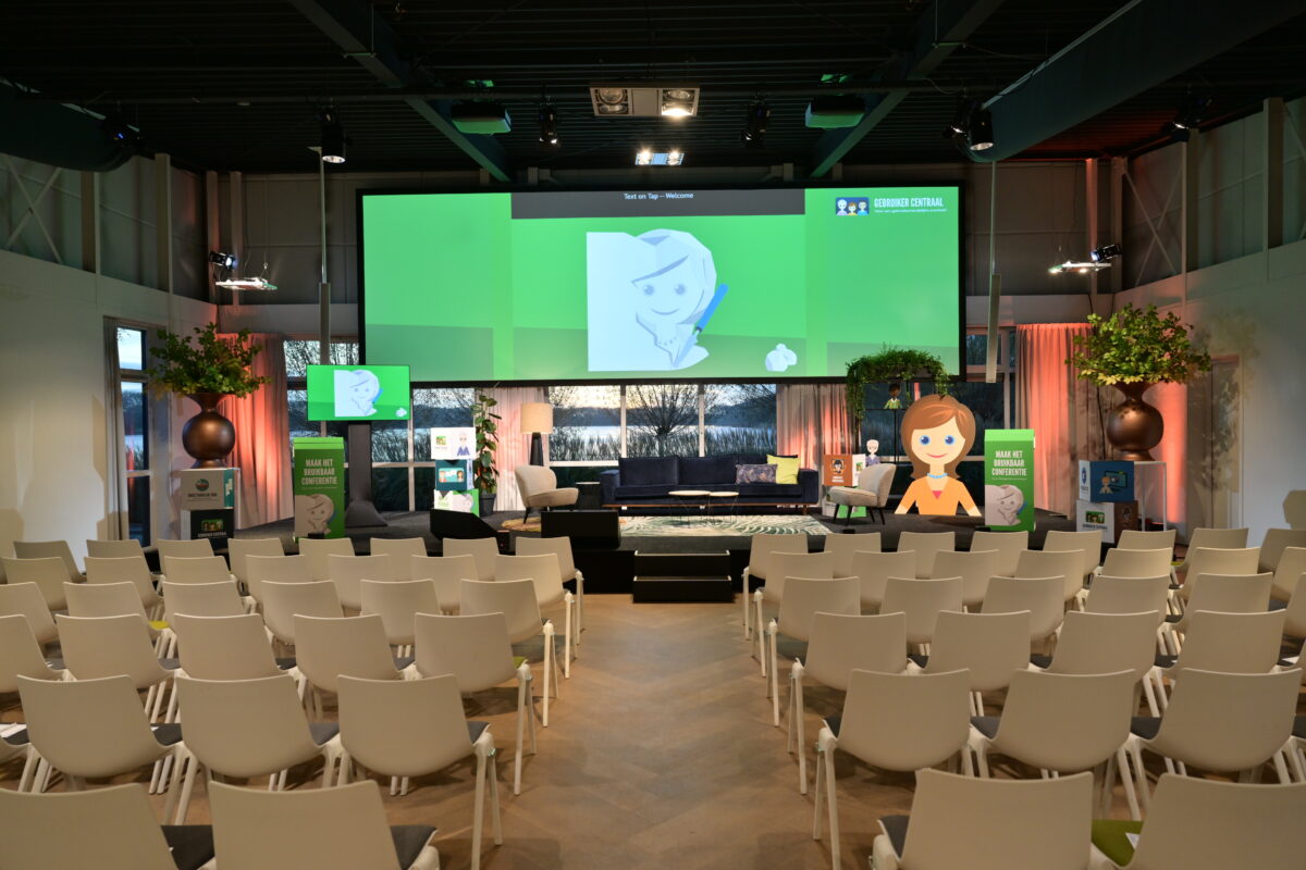 Plenaire zaal met lege stoelen en podium tijdens voor aanvang van de Maak Het Bruikbaar Conferentie 2022