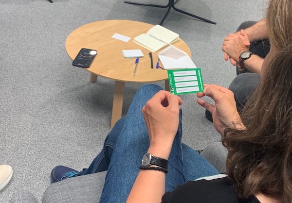 Ik ben benieuwd welke woorden uiteindelijk wel in de volgende versie van het Wollige Woorden Spel terechtkomen. En wat er nog meer aangepast zal zijn. Misschien op de achterkant een duidelijke omschrijving van de woorden, zodat de spelers daarvan kunnen leren. Of misschien toch een andere naam, omdat de titel ‘Wollige Woorden Spel’ de lading niet helemaal dekt. Nou ja, ik merk het wel tijdens volgende testdag. Ik test weer graag mee. Omdat ik zeker weet dat er wat met de opmerkingen van mij en de andere testers wordt gedaan. Deze opmerkingen zie ik dan vast weer terug in een volgende versie. Totdat ik geen opmerkingen meer heb. Dan is het Wollige Woorden Spel klaar. En kunnen overheidsorganisaties het gebruiken. Wanneer dat zal zijn, is moeilijk te zeggen. En willen we ook nog niet zeggen. Het gaat niet om de tijd, maar om de gebruiker.