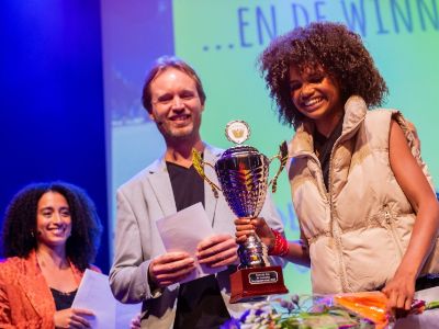 Voorleeskampioen Danischa Bah krijgt de prijs uitgereikt omdat ze Nationaal Voorleeskampioen 2023 is geworden.