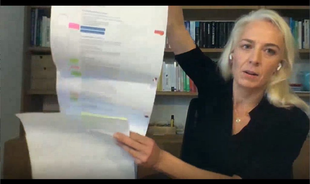 Wiep toont een volledig uitgeprinte en aan elkaar geplakte webpagina.