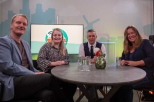 Gerard de Jong, Maudy Gorisse-Rombouts en Debby van den Berg te gast aan tafel bij Lodewijk van Noort, bij de Direct Duidelijk Tour