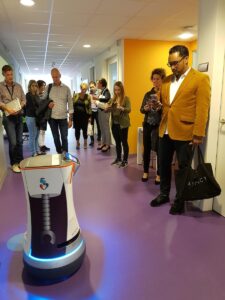 Deelnemers aan studiereis van 2018 bestuderen bloedrobot in Albert Schweitzer ziekenhuis.