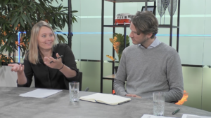 De 2 gasten aan tafel tijdens het webinar