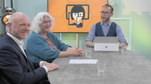 Wolfgang Ebbers en Petra Bout lachend aan tafel bij Willem Pieterson in de studio