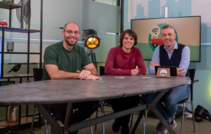 Marco Korf, Jesse van Oort en Lodewijk van Noort aan tafel bij de Direct Duidelijk Tour-studio