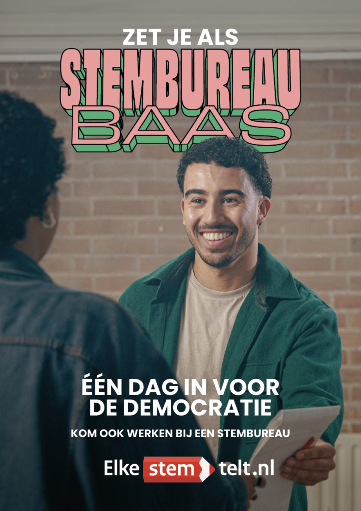 Een jonge man is enthousiast in gesprek met iemand die komt stemmen. Hij geeft de stemmer een stembiljet en rood potlood. Na de afbeelding volgt de tekst op de poster.