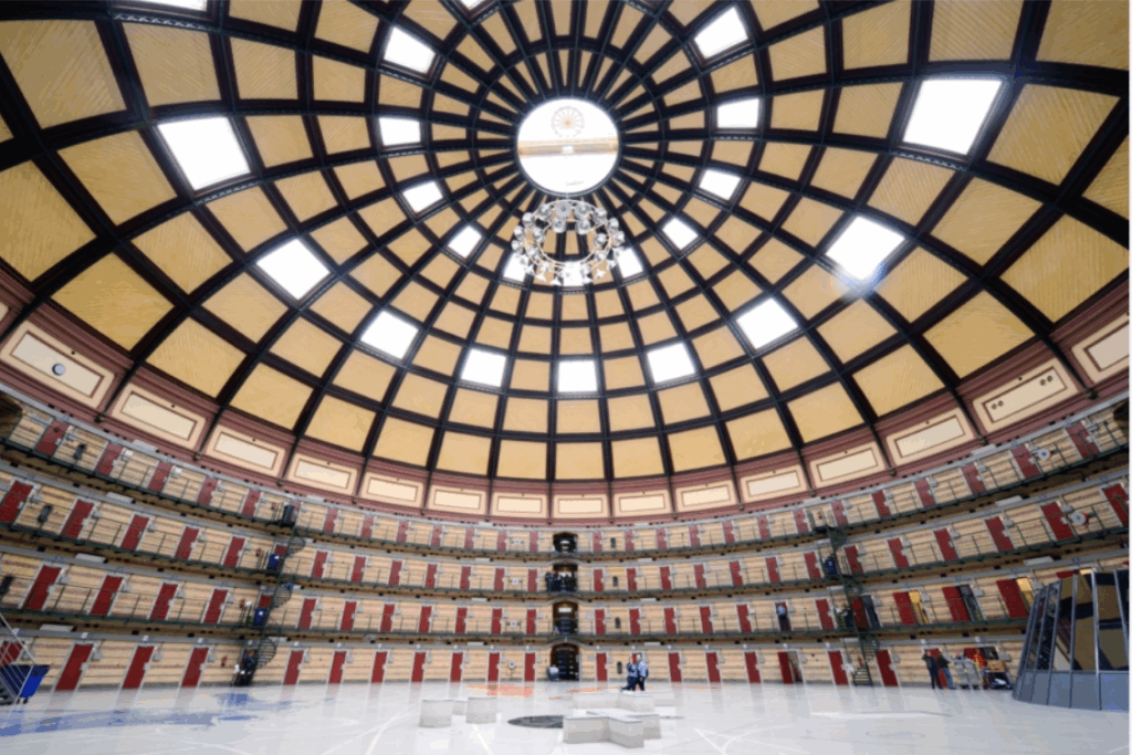 De binnenkant van de koepel met cellen