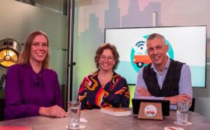 Diewerke Ponsen en Sanne van der Hagen aan tafel bij Lodewijk van Noort in de studio van Direct Duidelijk Tour.