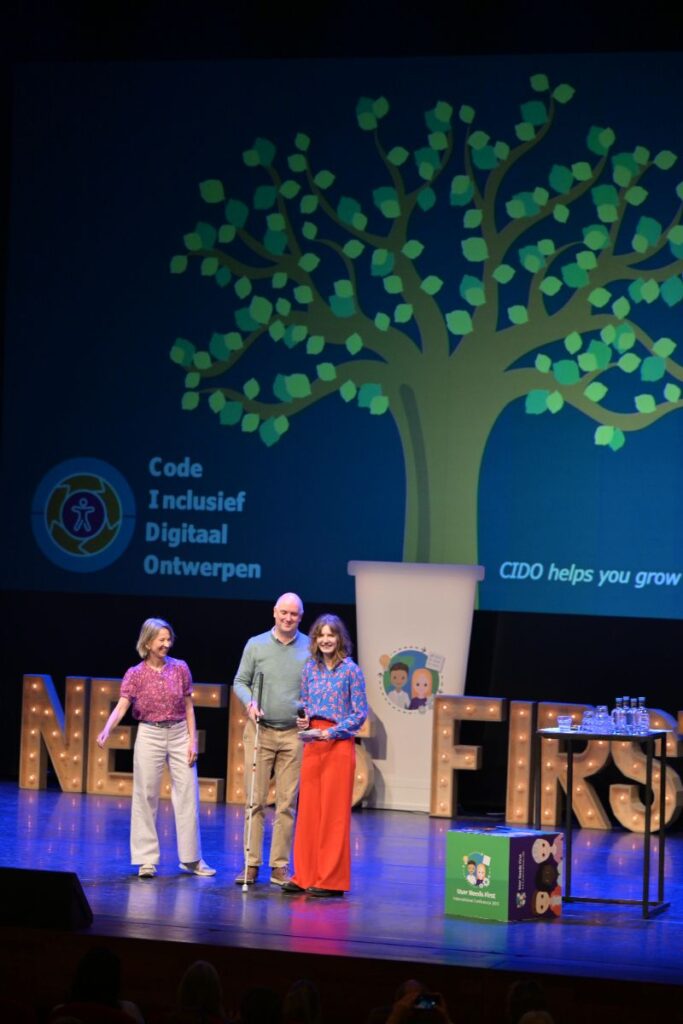 Lancering CIDO op het podium van de internationale conferentie van Gebruiker Centraal met Claartje, Aafke en Rik Wouters