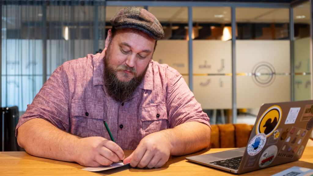 Victor Zuydweg maakt aantekeningen