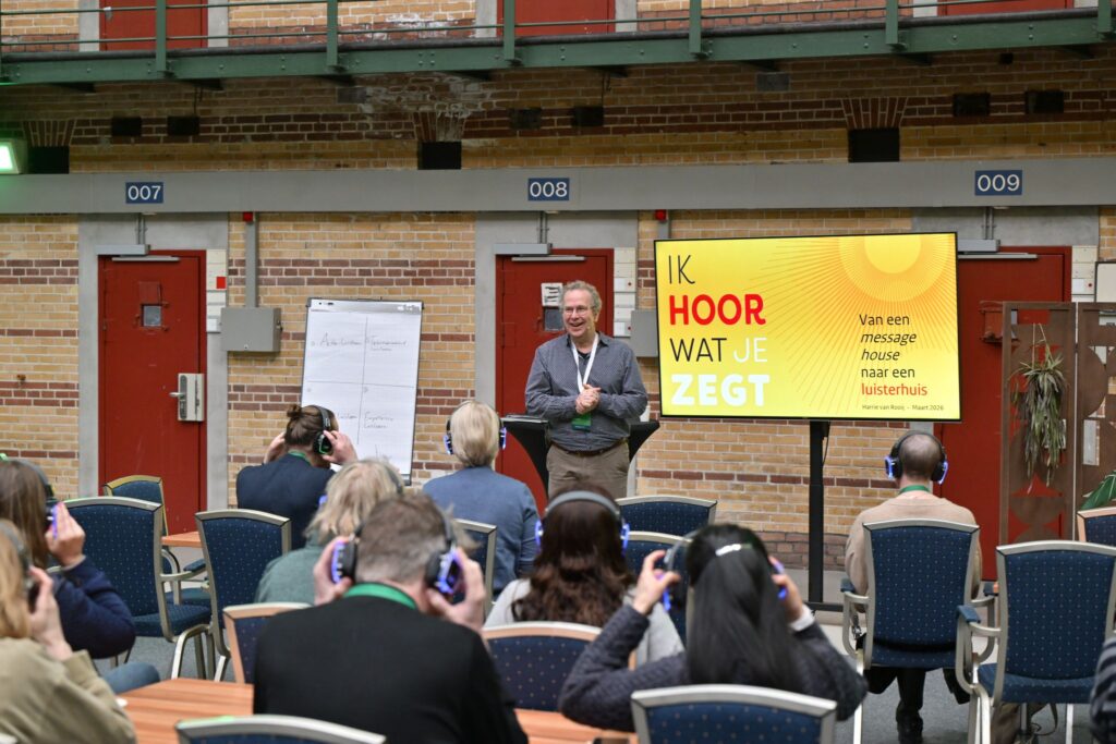 Harrie van Rooij presenteert de sessie 'Ik hoor wat je zegt' in de Koepelgevangenis.