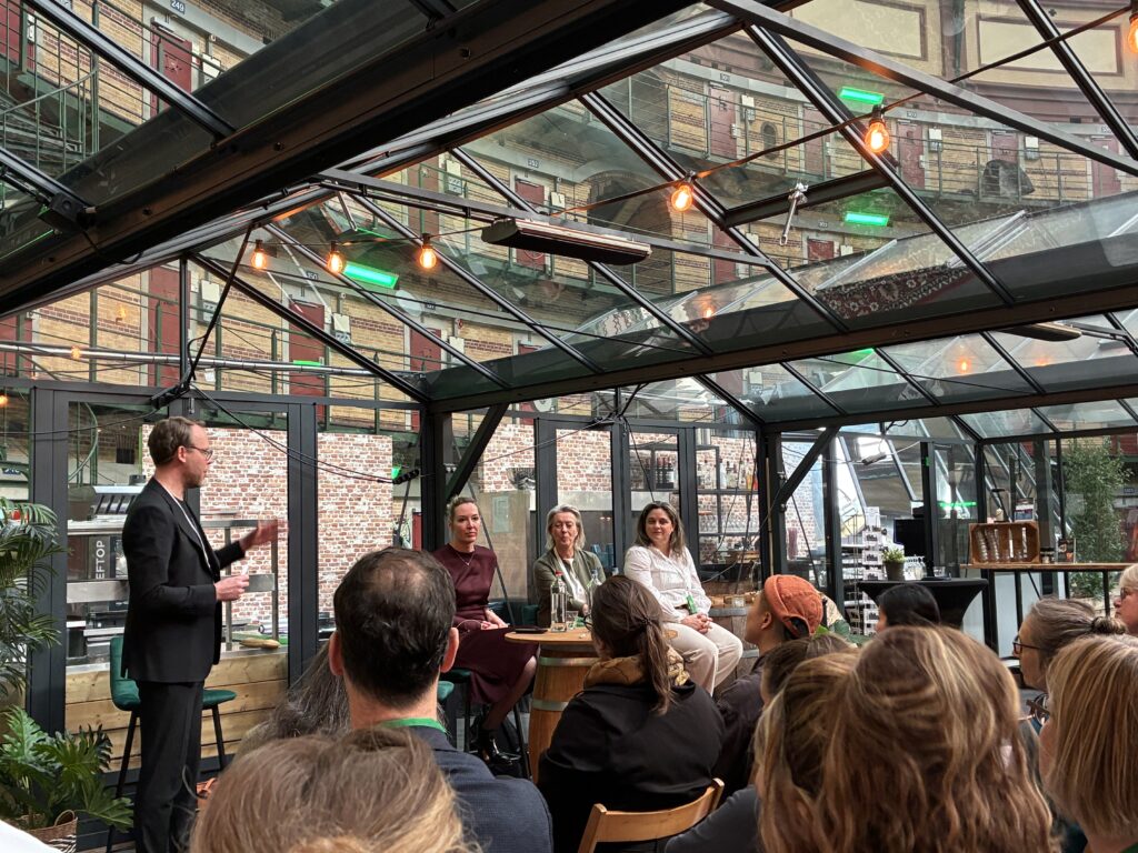 Paneldiscussie NDS. Willem Pieterson interviewt JBarbara Eva Heijblom, Thera Olthof en Kathmann.