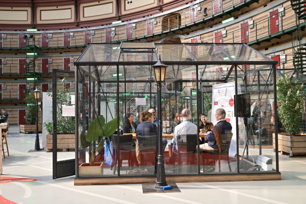 Een kas in de Koepelgevangenis. Er wordt een sessie in gegeven.