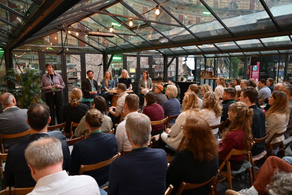 Volle zaal bij de paneldiscussie. Vooraan: Renata (staand) en zittend Laurens, Nelleke, Wiep en Eva.