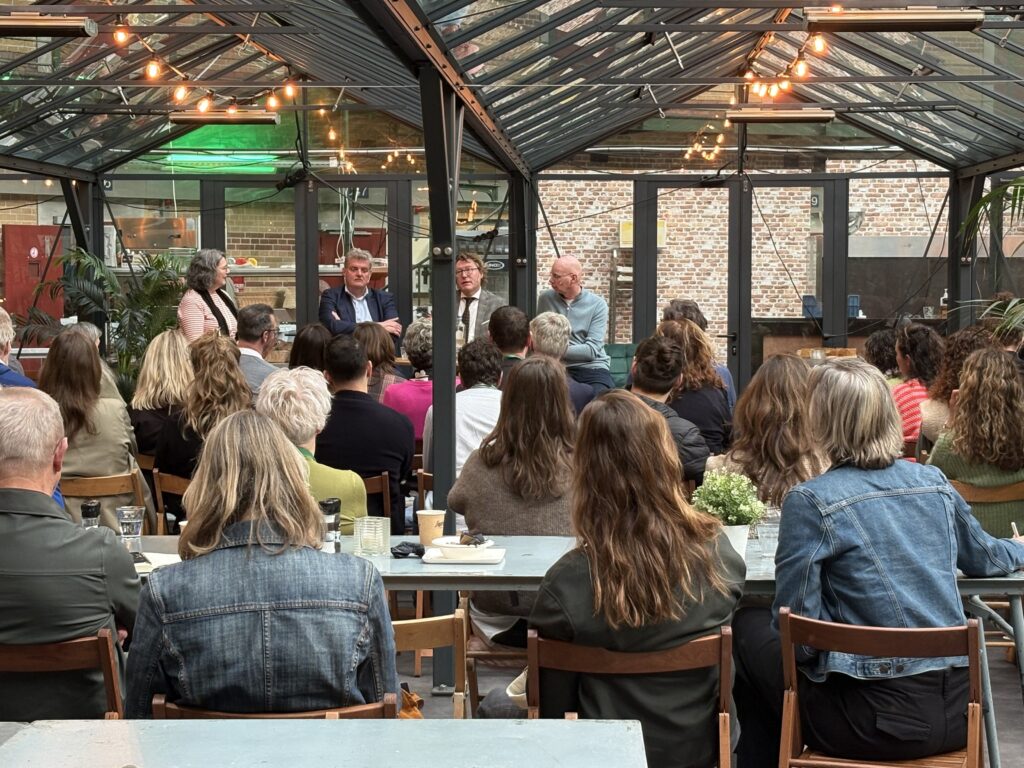 Volle zaal bij paneldiscussie. Carolien Nicolai interviewt Jan Jurgen Huizing, Johan Dijkstra en Pieter Frijns.
