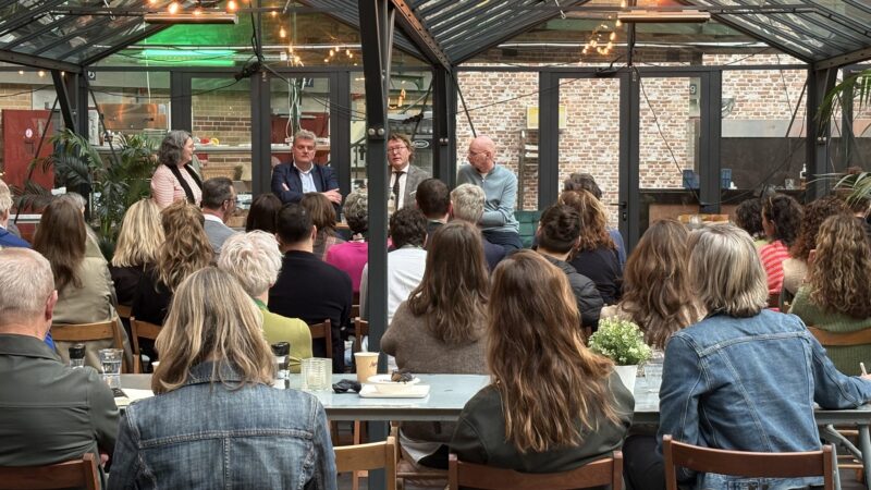 Volle zaal bij paneldiscussie. Carolien Nicolai interviewt Jan Jurgen Huizing, Johan Dijkstra en Pieter Frijns.