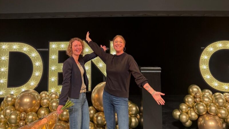 Foto van de uitreiking van de Gouden Giraf met links Vera van Galen en rechts Mirjam Kouwenhoven.