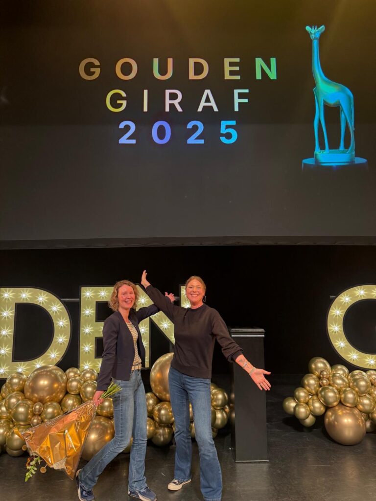 Foto van uitreiking Gouden Giraf met links Vera van Galen rechts Mirjam Kouwenhoven
